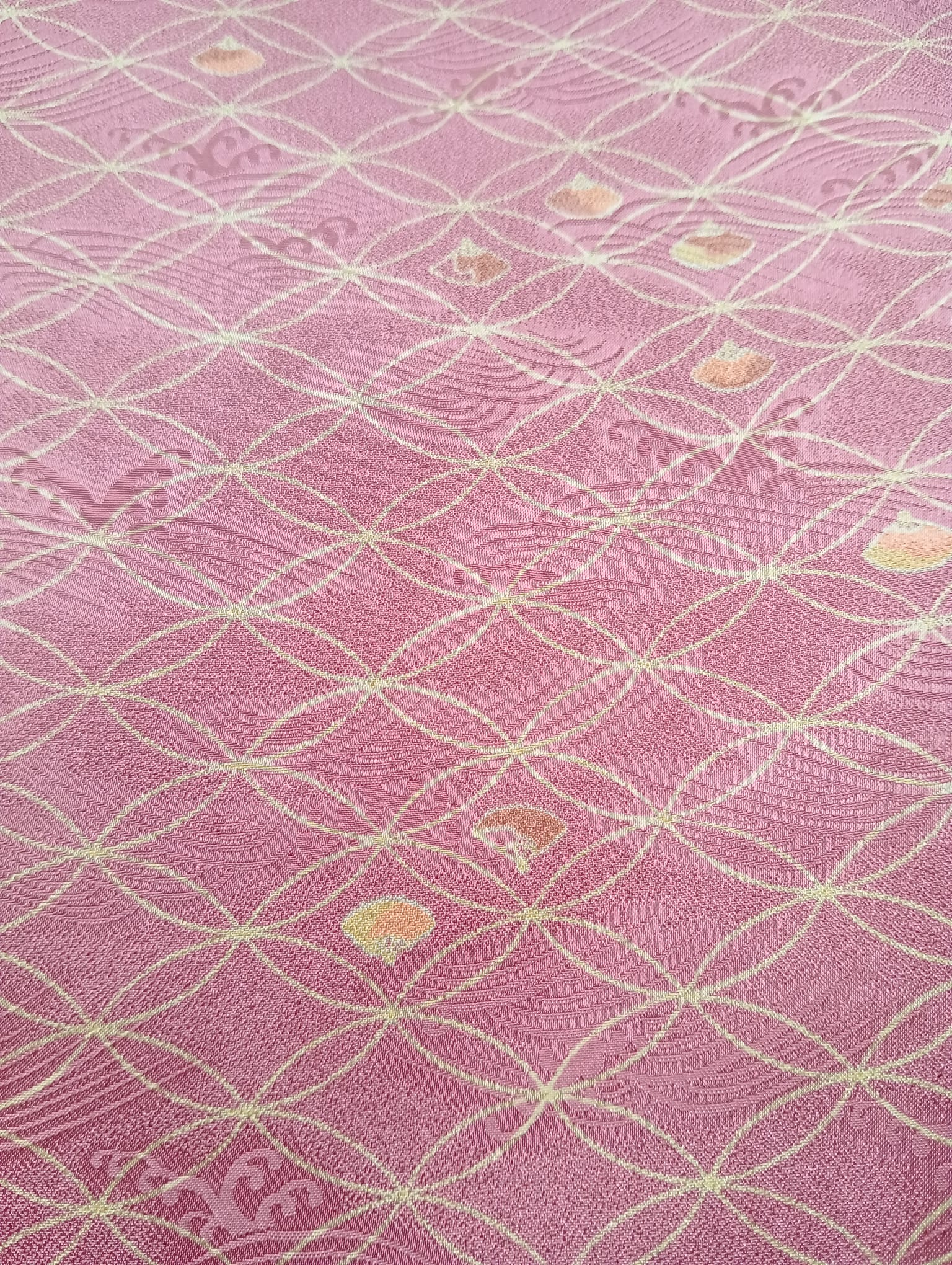 Haori rosa con bordados dorados en rombos – Elegancia vintage para eventos especiales - Imagen 2