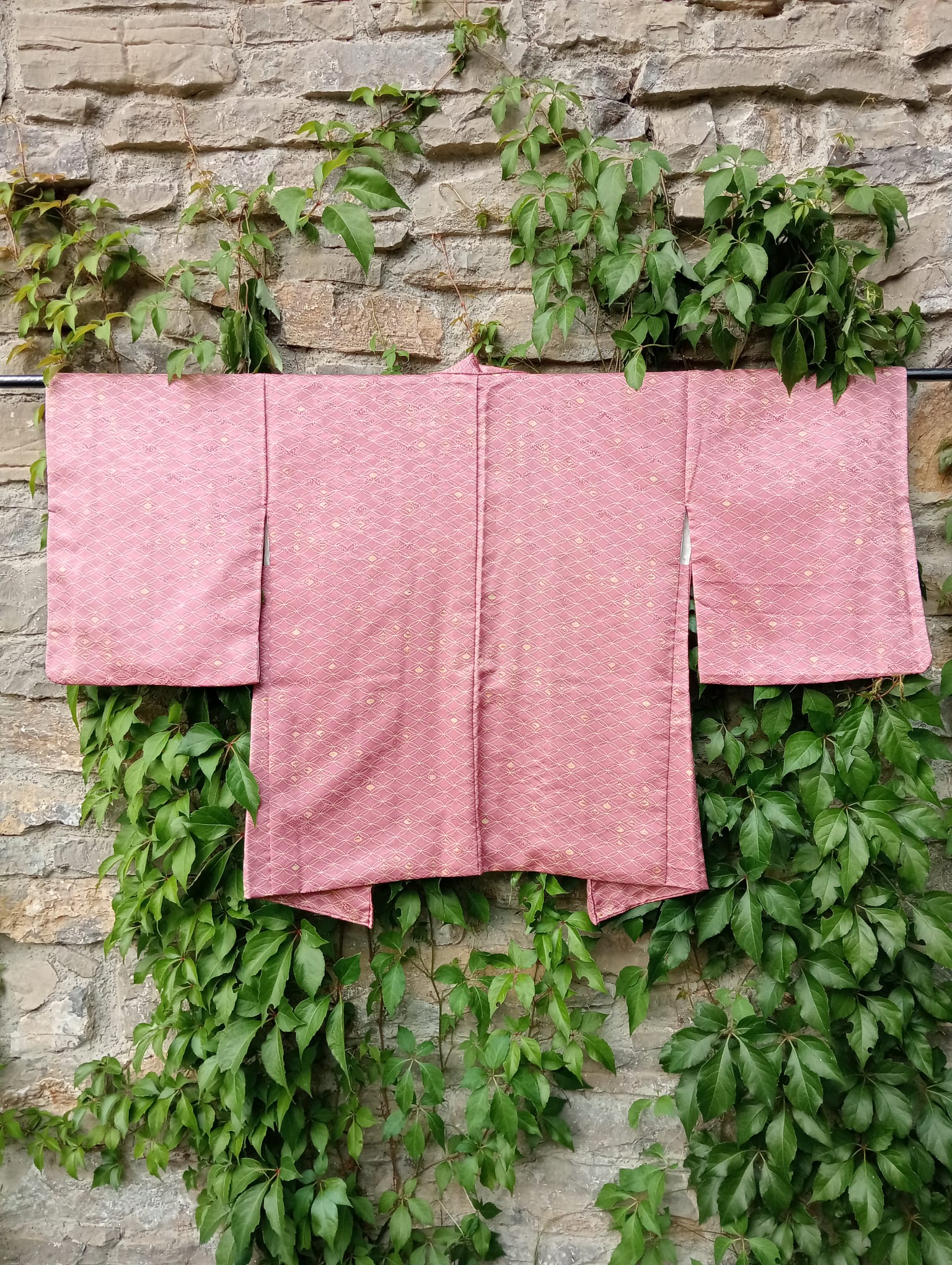 Haori rosa con bordados dorados en rombos – Elegancia vintage para eventos especiales - Imagen 3