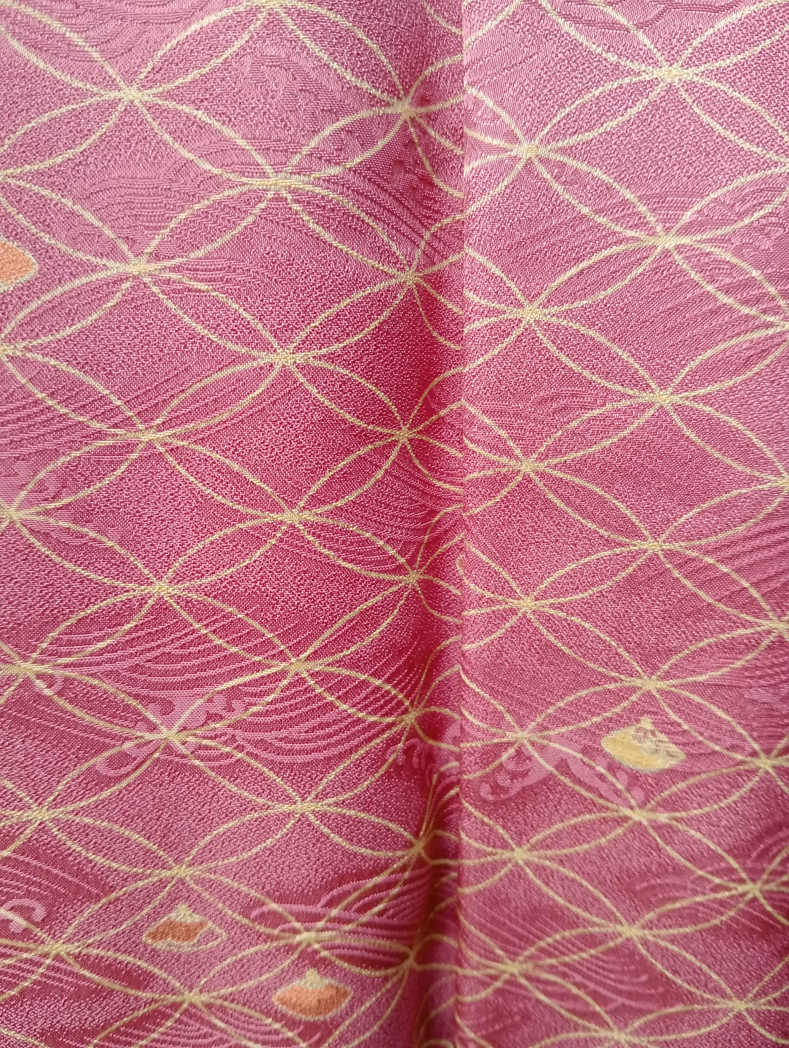 Haori rosa con bordados dorados en rombos – Elegancia vintage para eventos especiales - Imagen 4