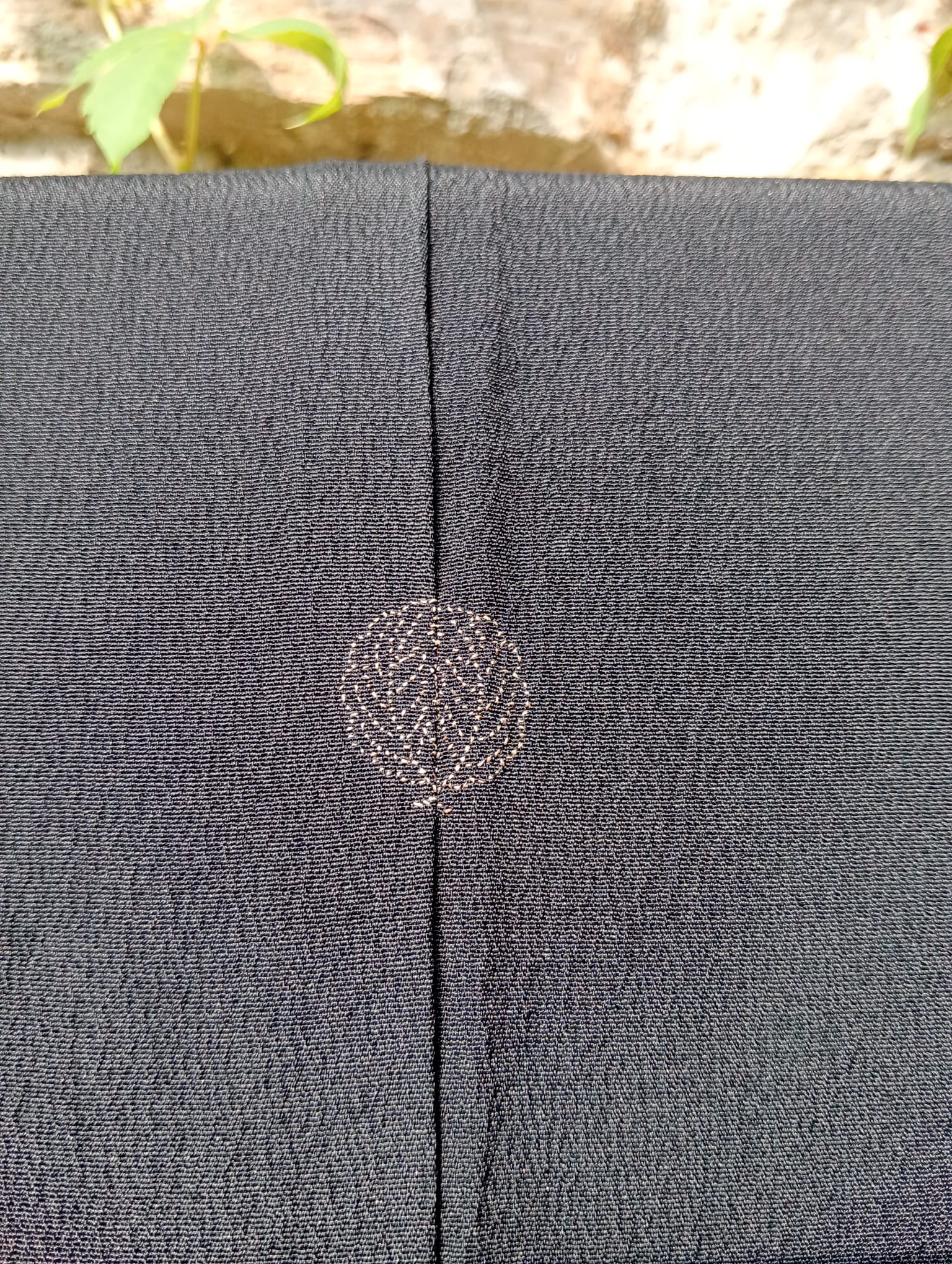 Haori negro con molinos rojizos pintados a mano – Kamon dorado seda vintage años 50-70 - Imagen 6