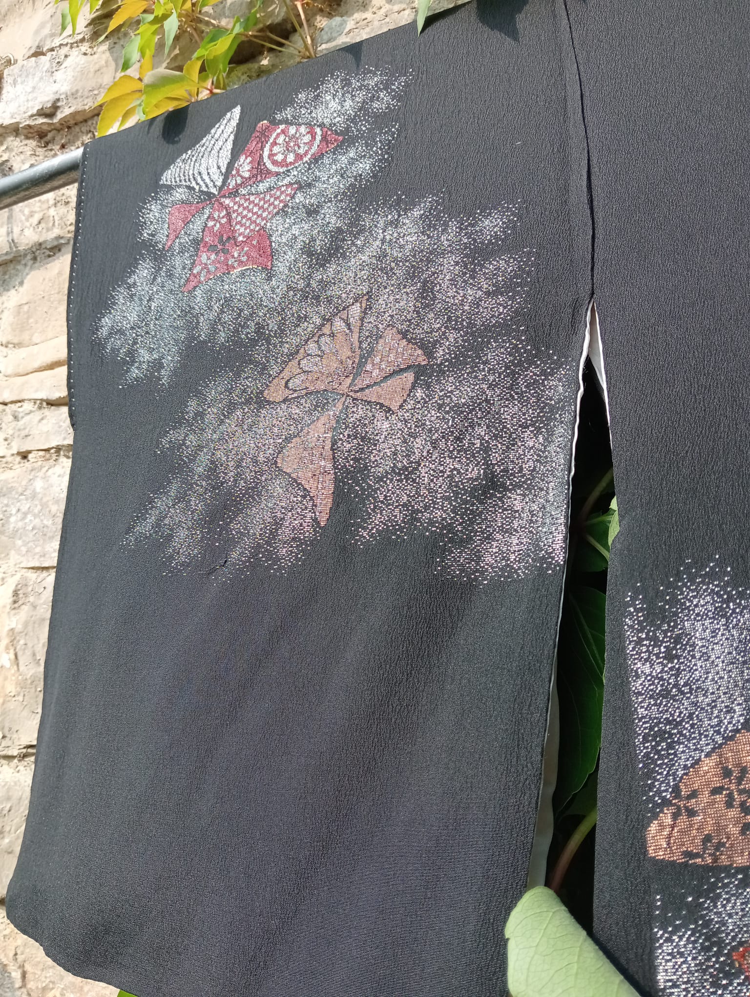 Haori negro con molinos rojizos pintados a mano – Kamon dorado seda vintage años 50-70 - Imagen 4