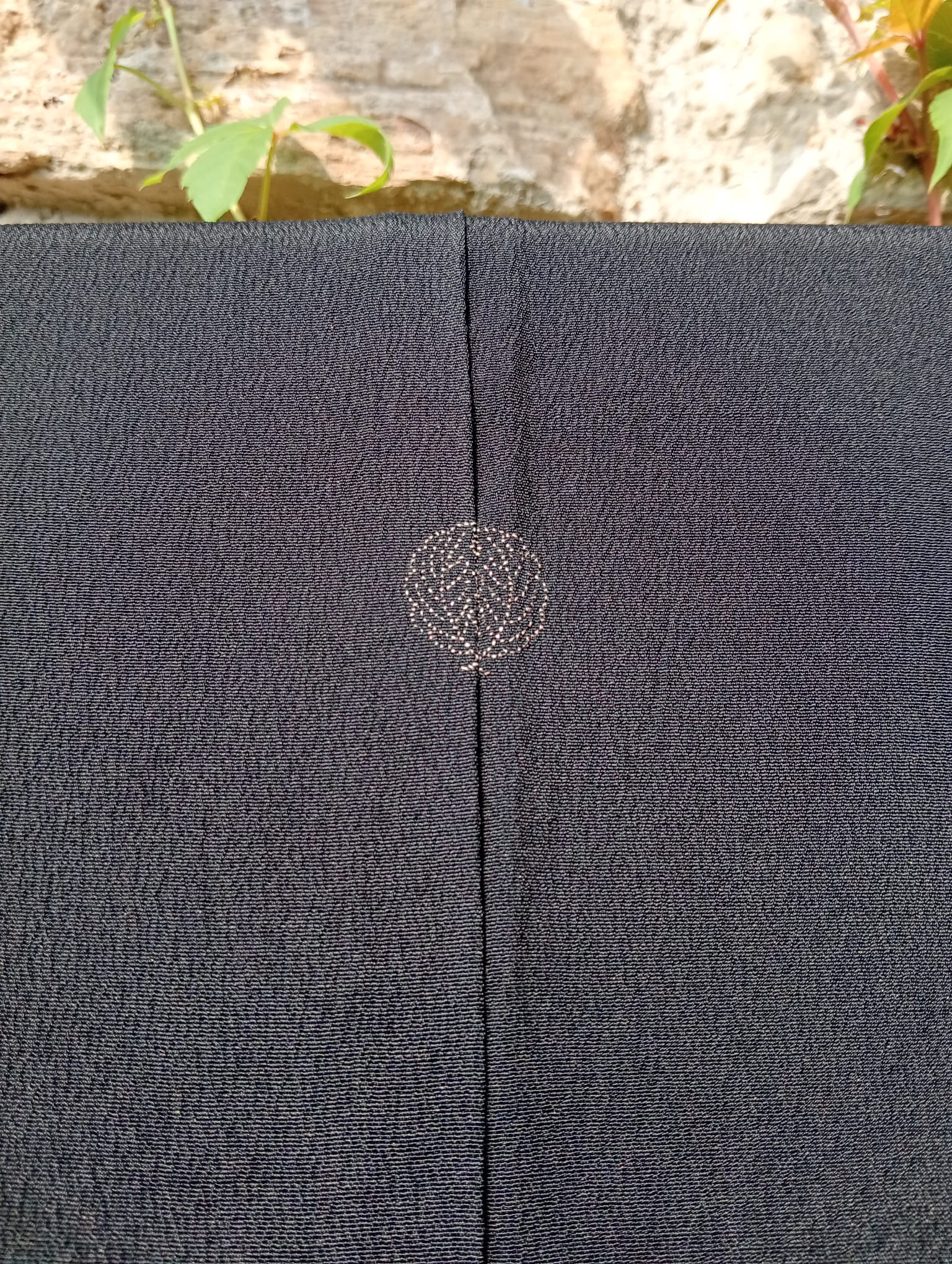 Haori negro con molinos rojizos pintados a mano – Kamon dorado seda vintage años 50-70 - Imagen 3