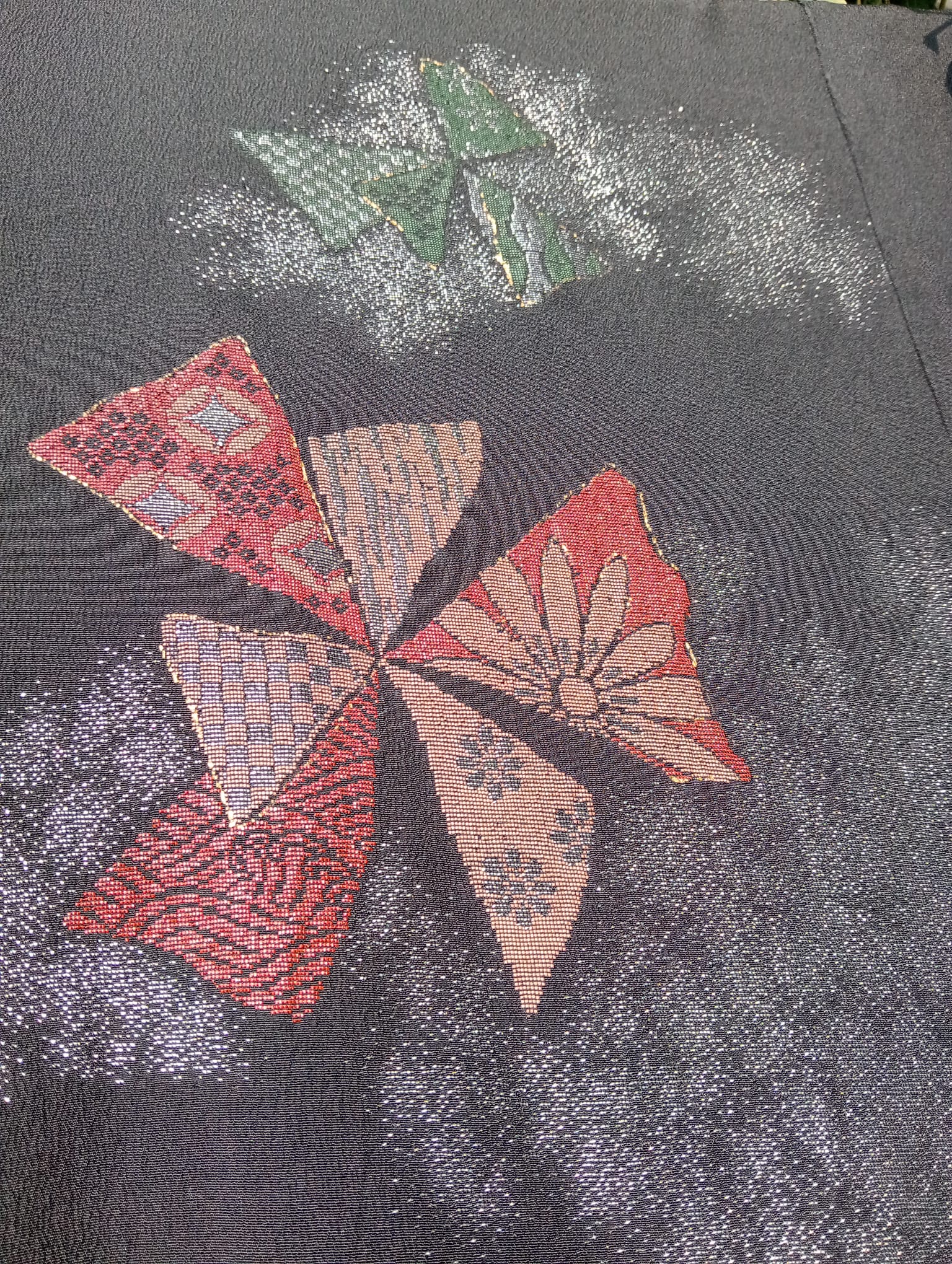 Haori negro con molinos rojizos pintados a mano – Kamon dorado seda vintage años 50-70 - Imagen 2
