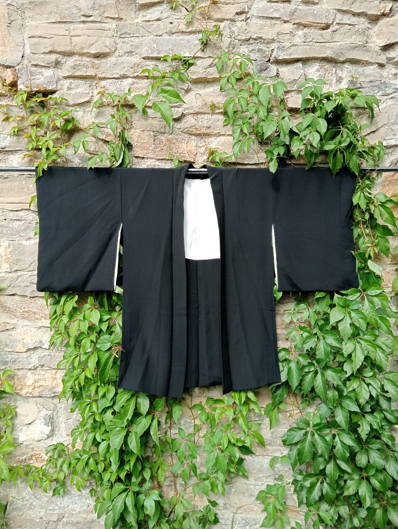 Haori negro con molinos rojizos pintados a mano – Kamon dorado seda vintage años 50-70 - Imagen 9