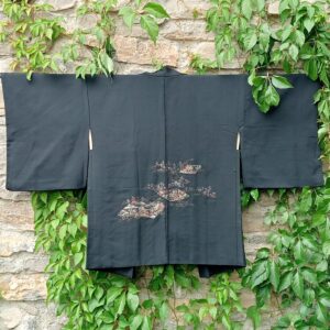 haori negro con bordados dorados interior blanco seda vintage japonesa