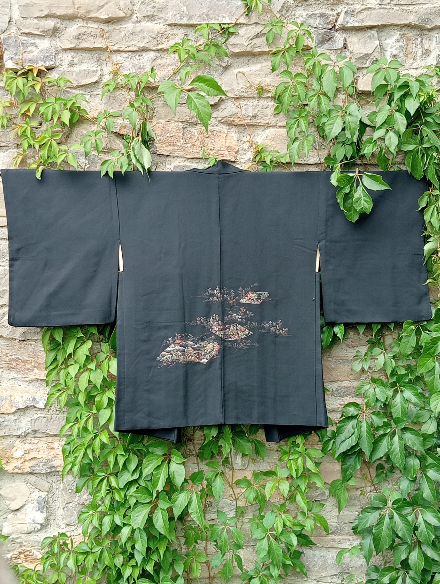 haori negro con bordados dorados interior blanco seda vintage japonesa
