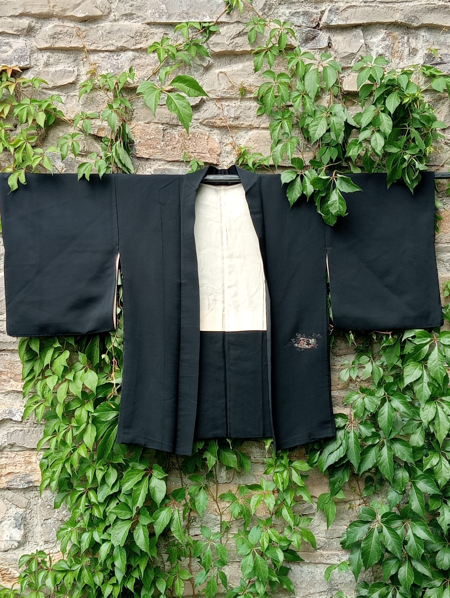 Haori negro con bordados dorados – Haori de seda vintage años 50-70 con interior blanco - Imagen 3