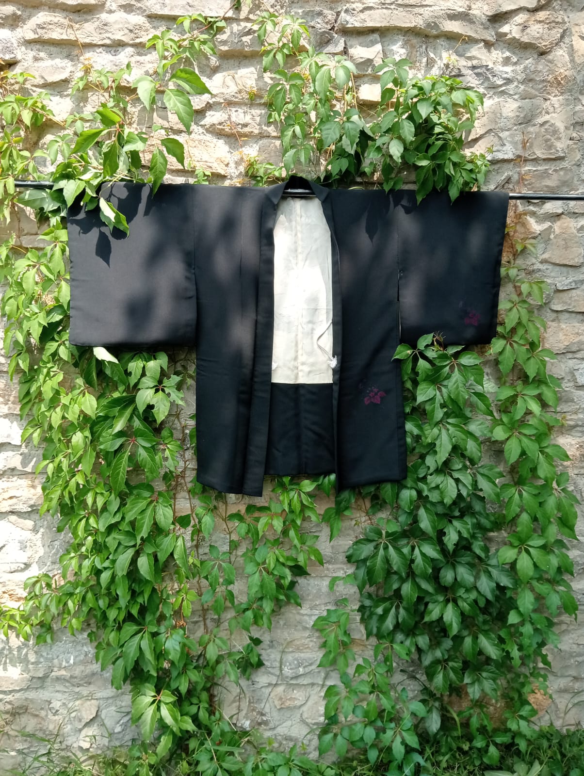 Haori negro de seda con malvas bordadas – Elegancia vintage años 50-70 - Imagen 17
