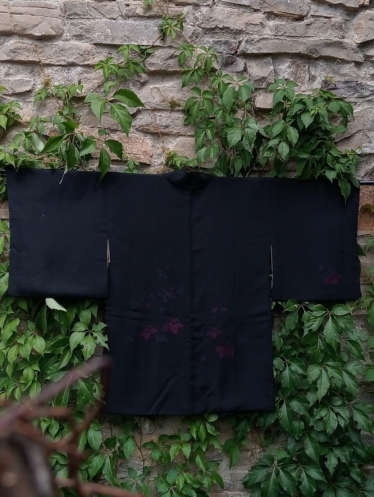 Haori negro de seda con malvas bordadas – Elegancia vintage años 50-70 - Imagen 10