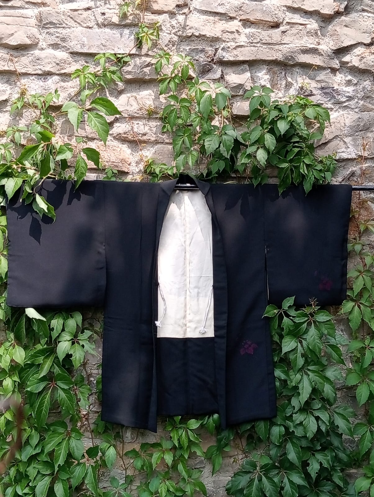 Haori negro de seda con malvas bordadas – Elegancia vintage años 50-70 - Imagen 11