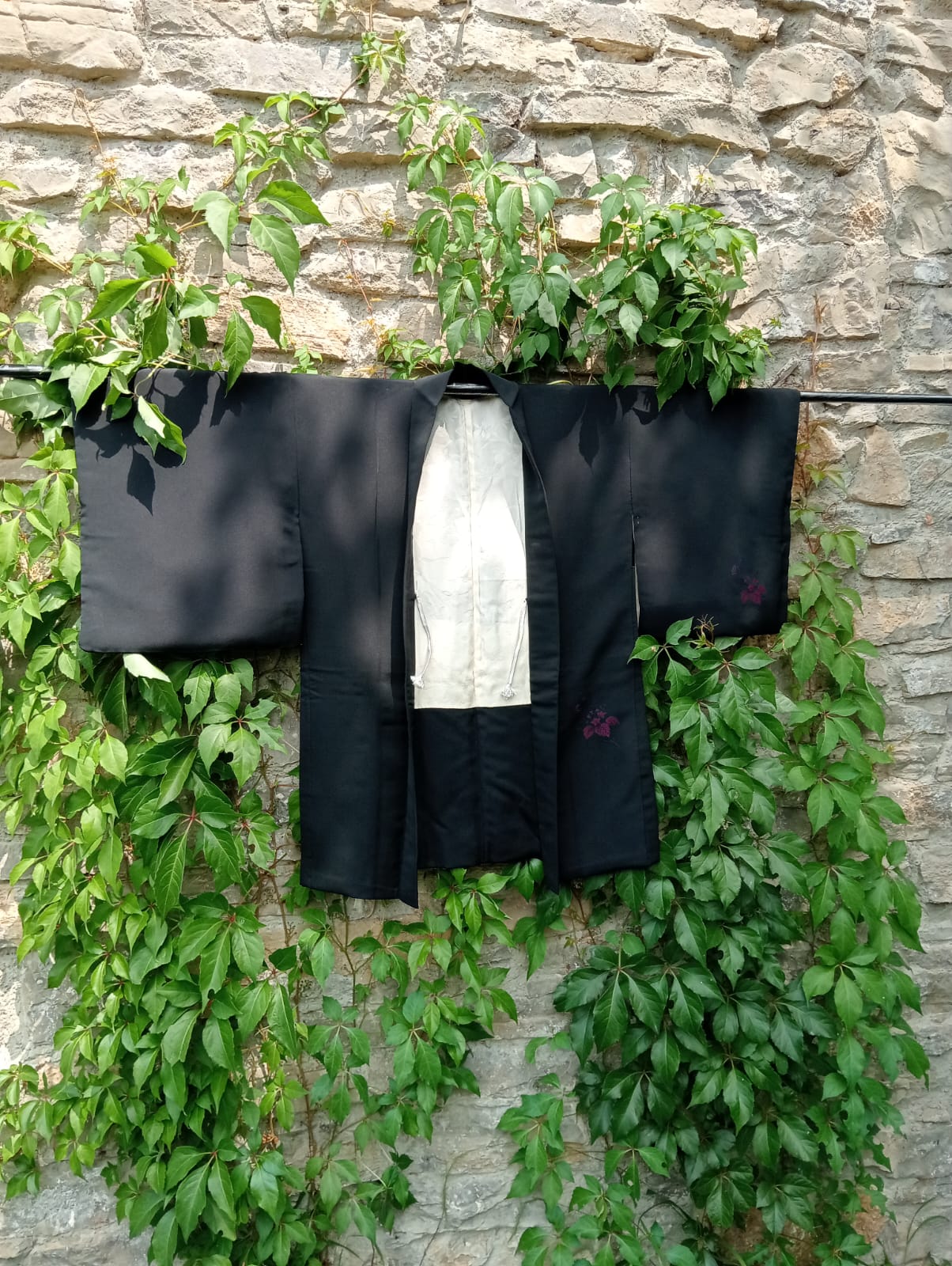 Haori negro de seda con malvas bordadas – Elegancia vintage años 50-70 - Imagen 13
