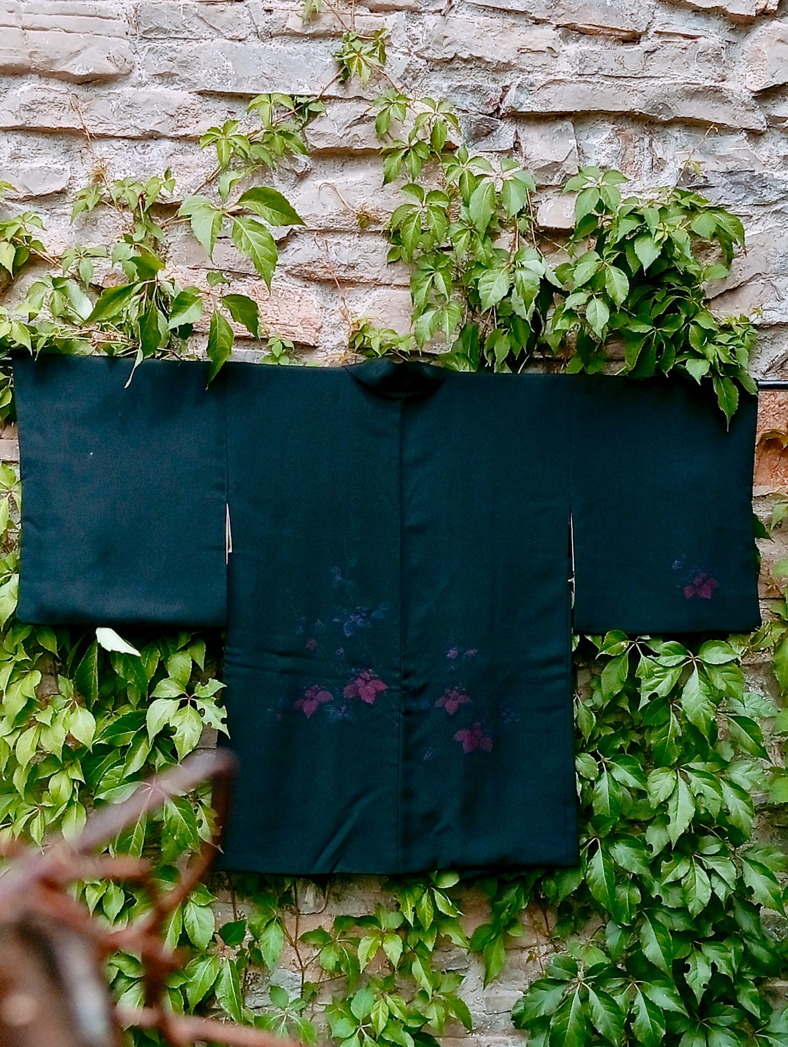 Haori negro de seda con malvas bordadas – Elegancia vintage años 50-70 - Imagen 14