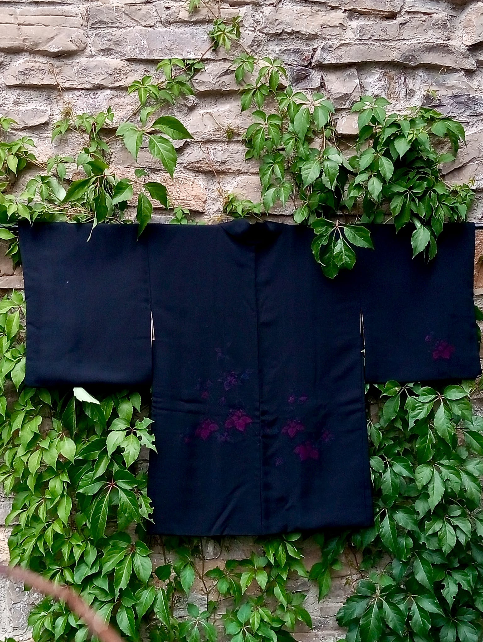Haori negro de seda con malvas bordadas – Elegancia vintage años 50-70 - Imagen 15