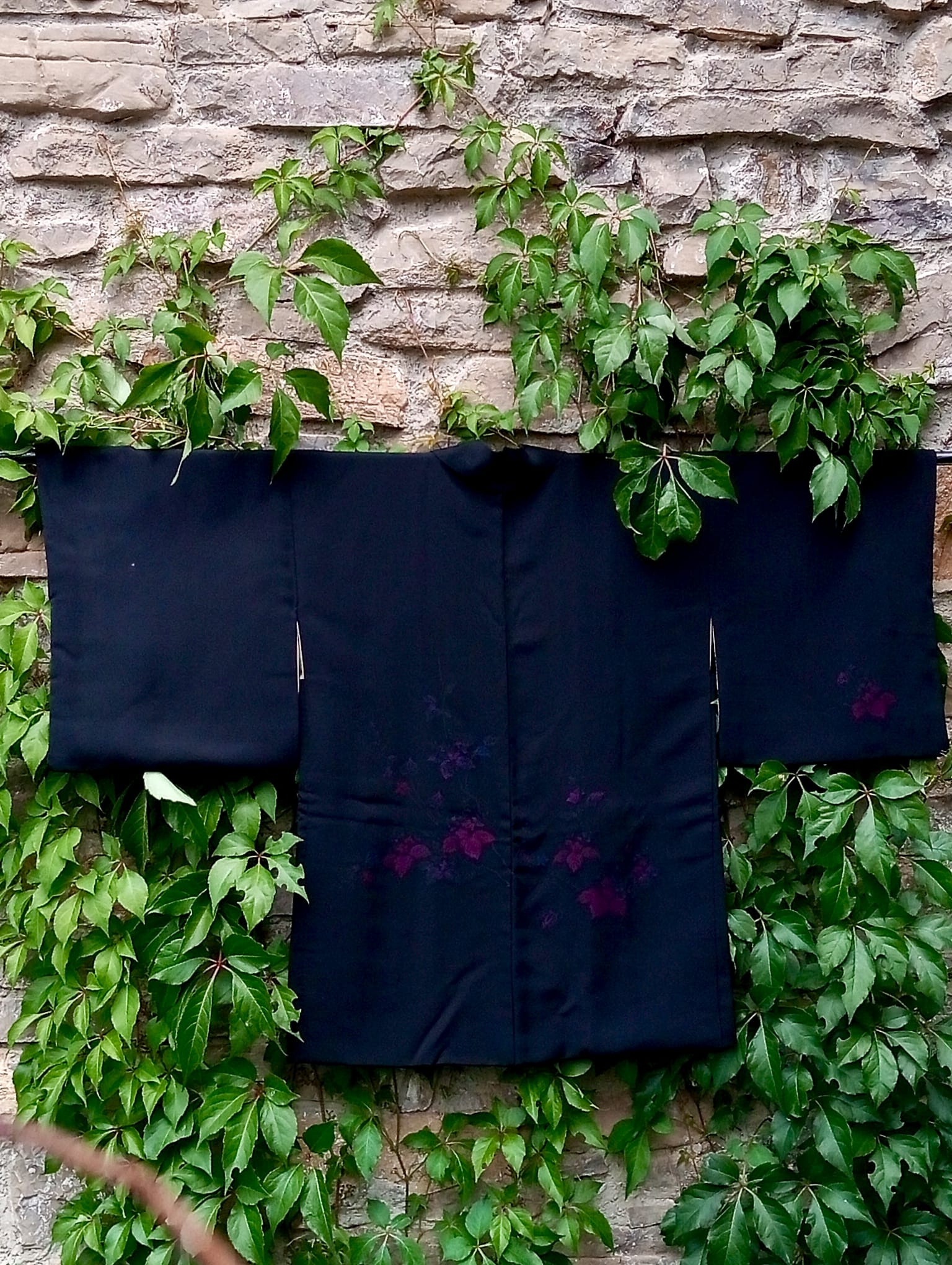 Haori negro de seda con malvas bordadas – Elegancia vintage años 50-70 - Imagen 16