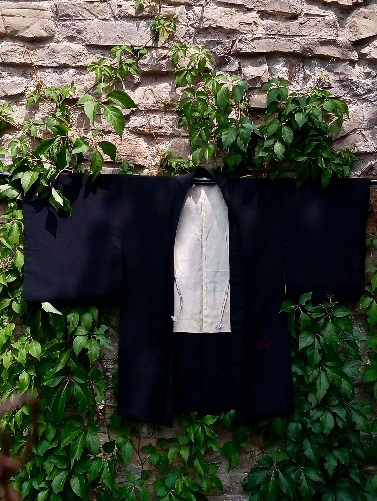 Haori negro de seda con malvas bordadas – Elegancia vintage años 50-70 - Imagen 7