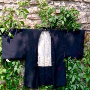 Haori negro de seda con malvas bordadas