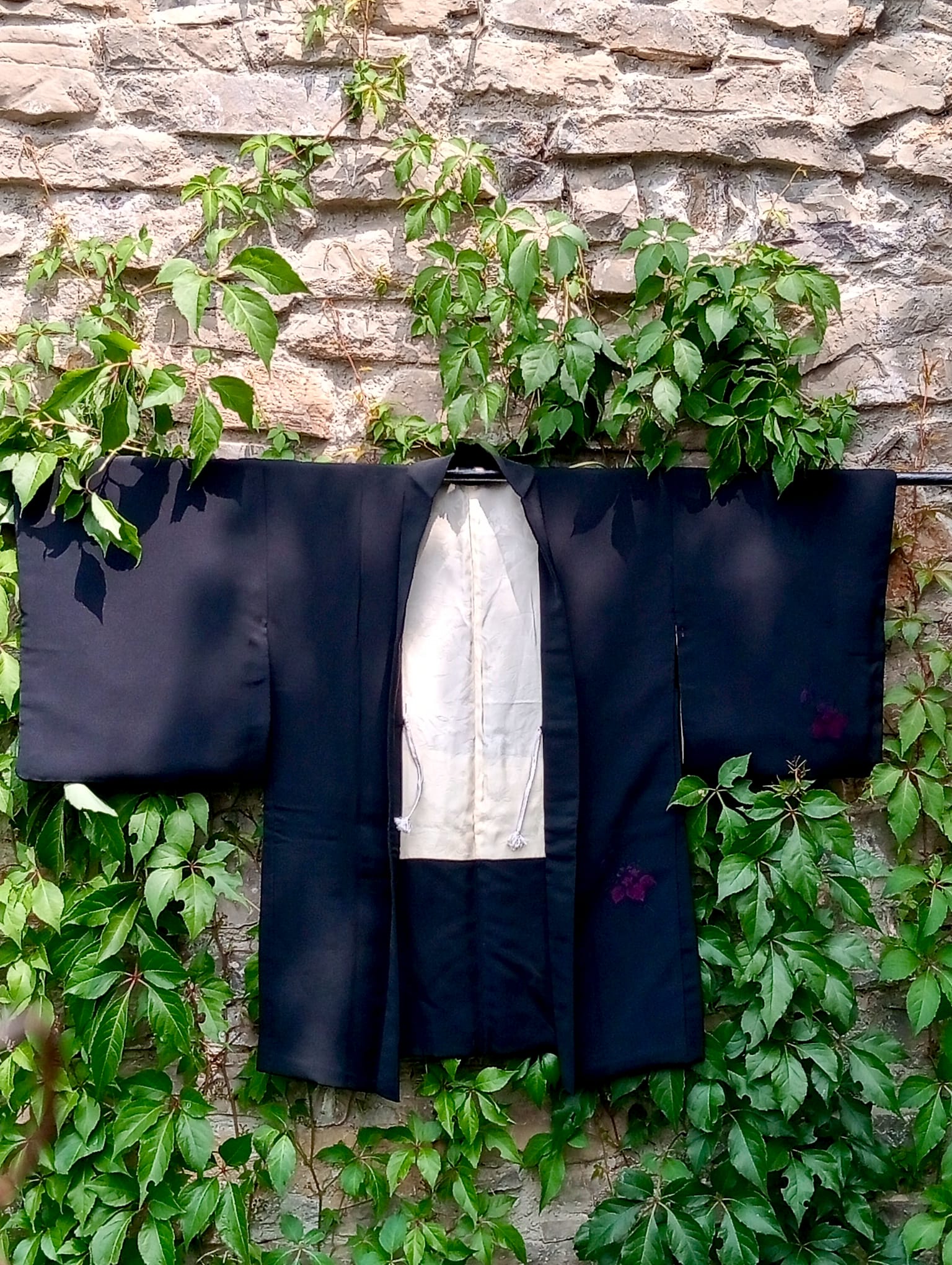 Haori negro de seda con malvas bordadas