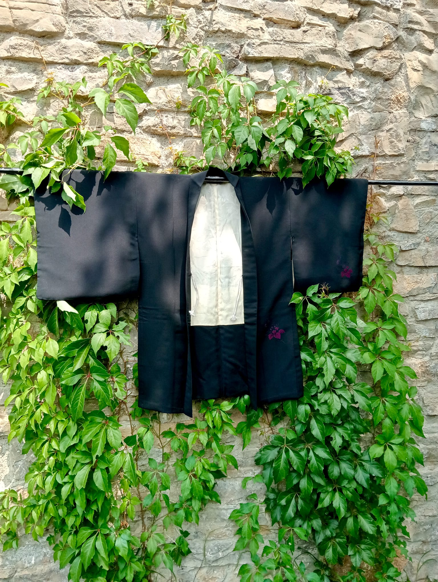 Haori negro de seda con malvas bordadas – Elegancia vintage años 50-70 - Imagen 2