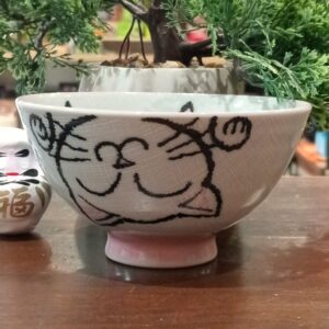 cuenco japonés gato hecho en Japón cerámica blanca base rosa
