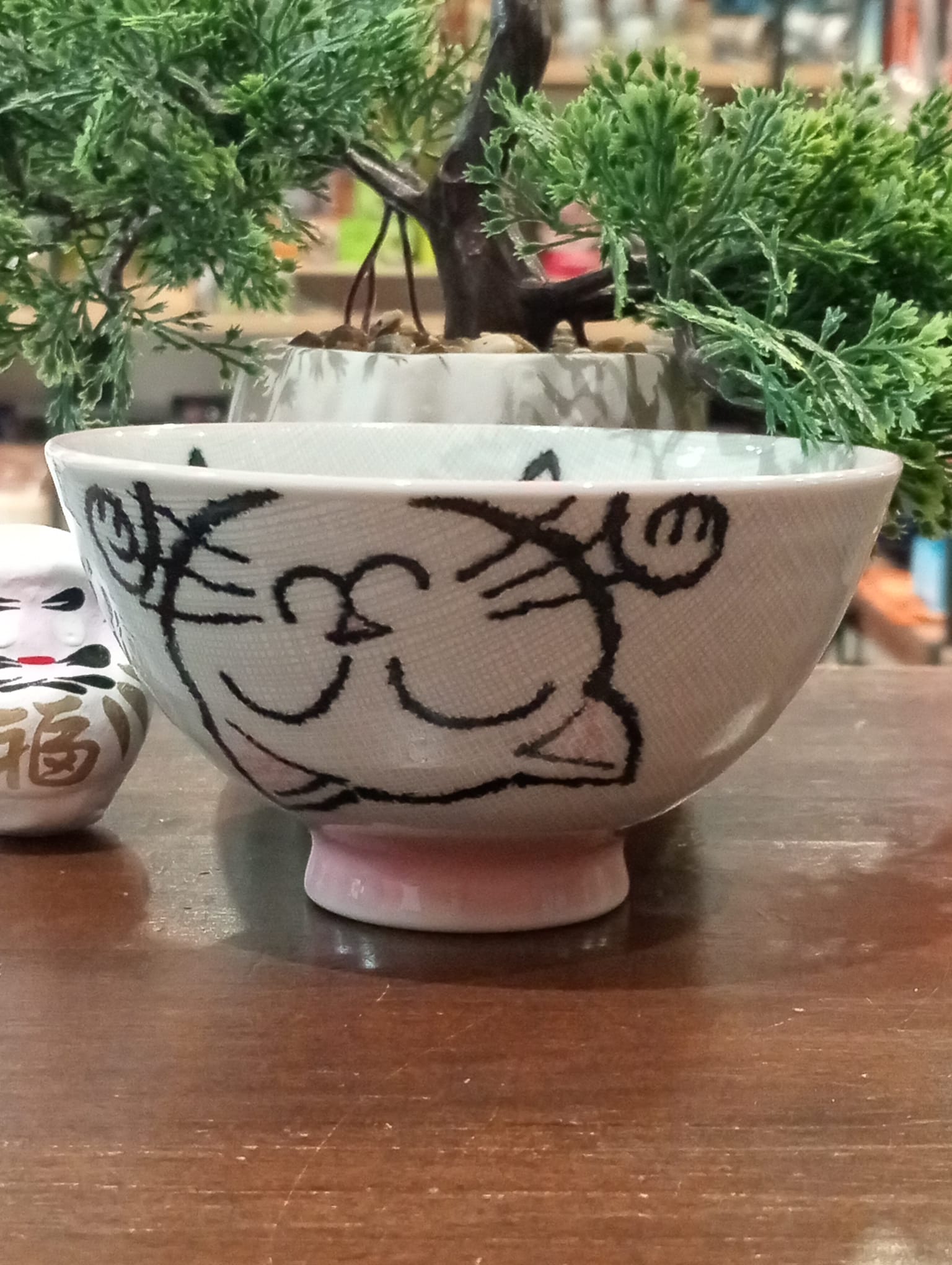 cuenco japonés gato hecho en Japón cerámica blanca base rosa