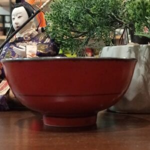 cuenco japonés rojo para arroz hecho en Japón con motas negras
