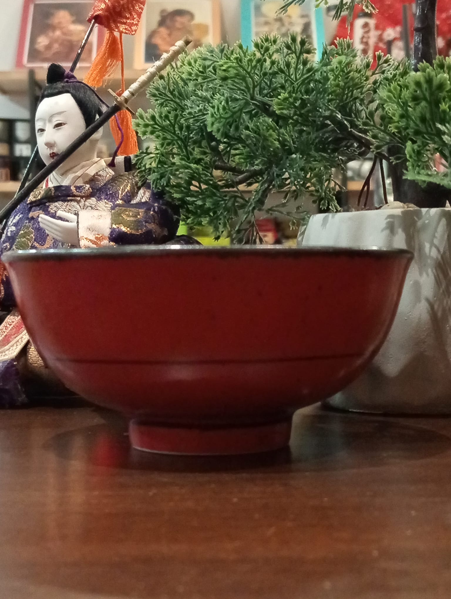 cuenco japonés rojo para arroz hecho en Japón con motas negras