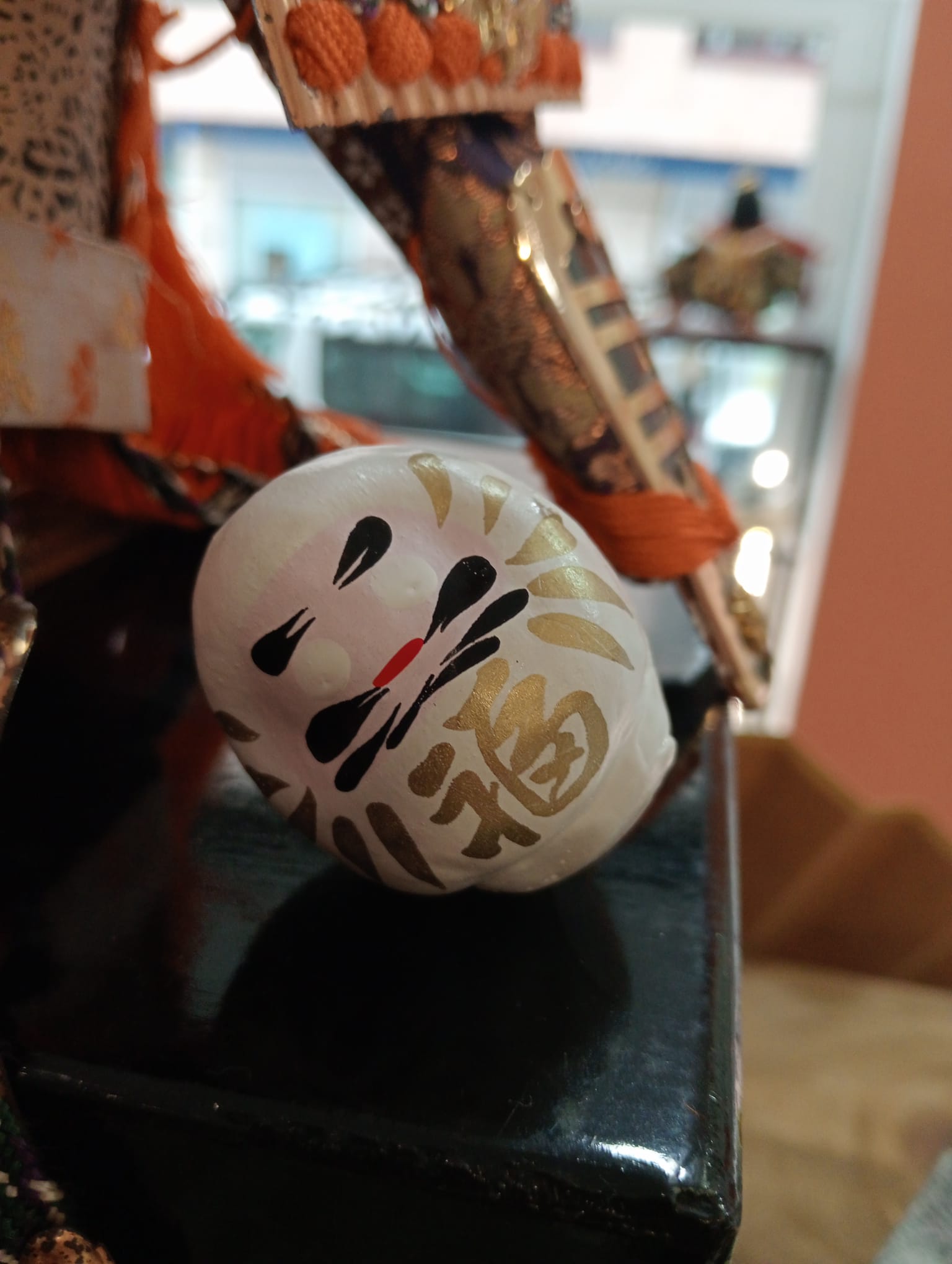 Daruma japonés blanco con kanji dorado tradicional - Imagen 2