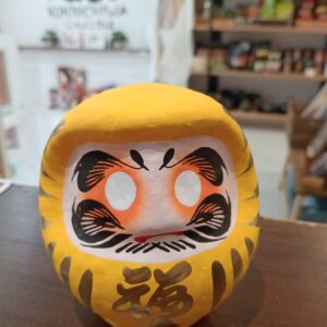 daruma japonés amarillo
