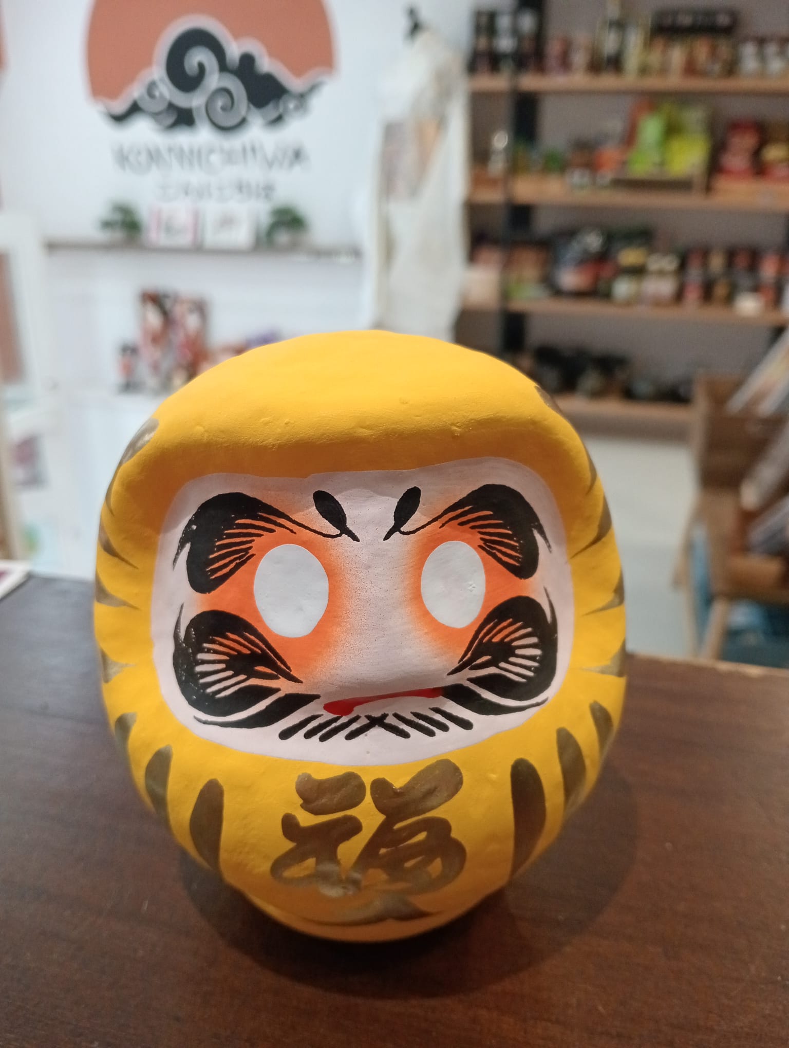 daruma japonés amarillo