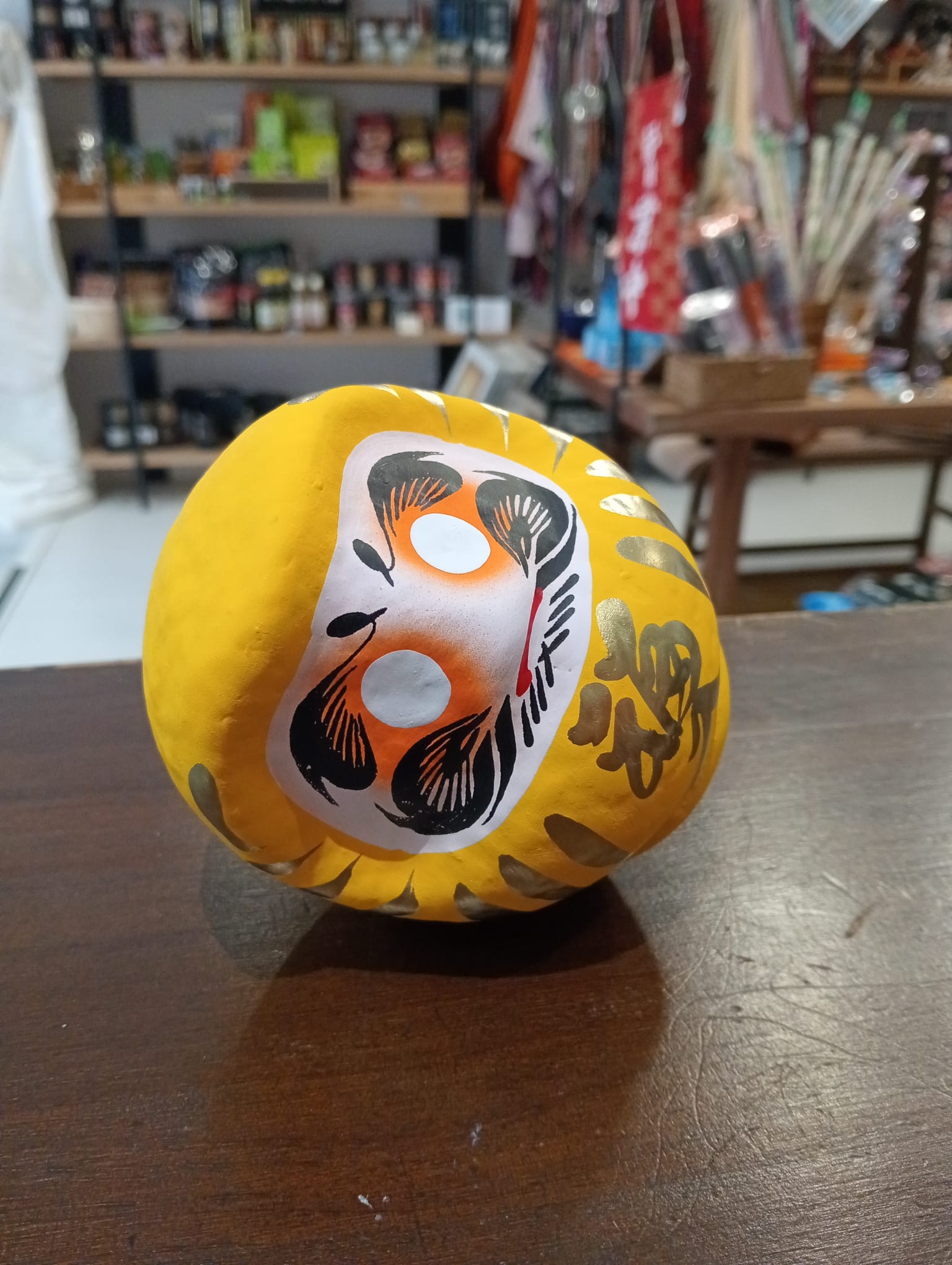 Daruma japonés amarillo de 12 cm con kanji dorado – Made in Japan - Imagen 3