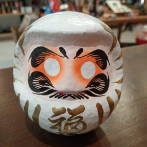 Daruma japonés blanco