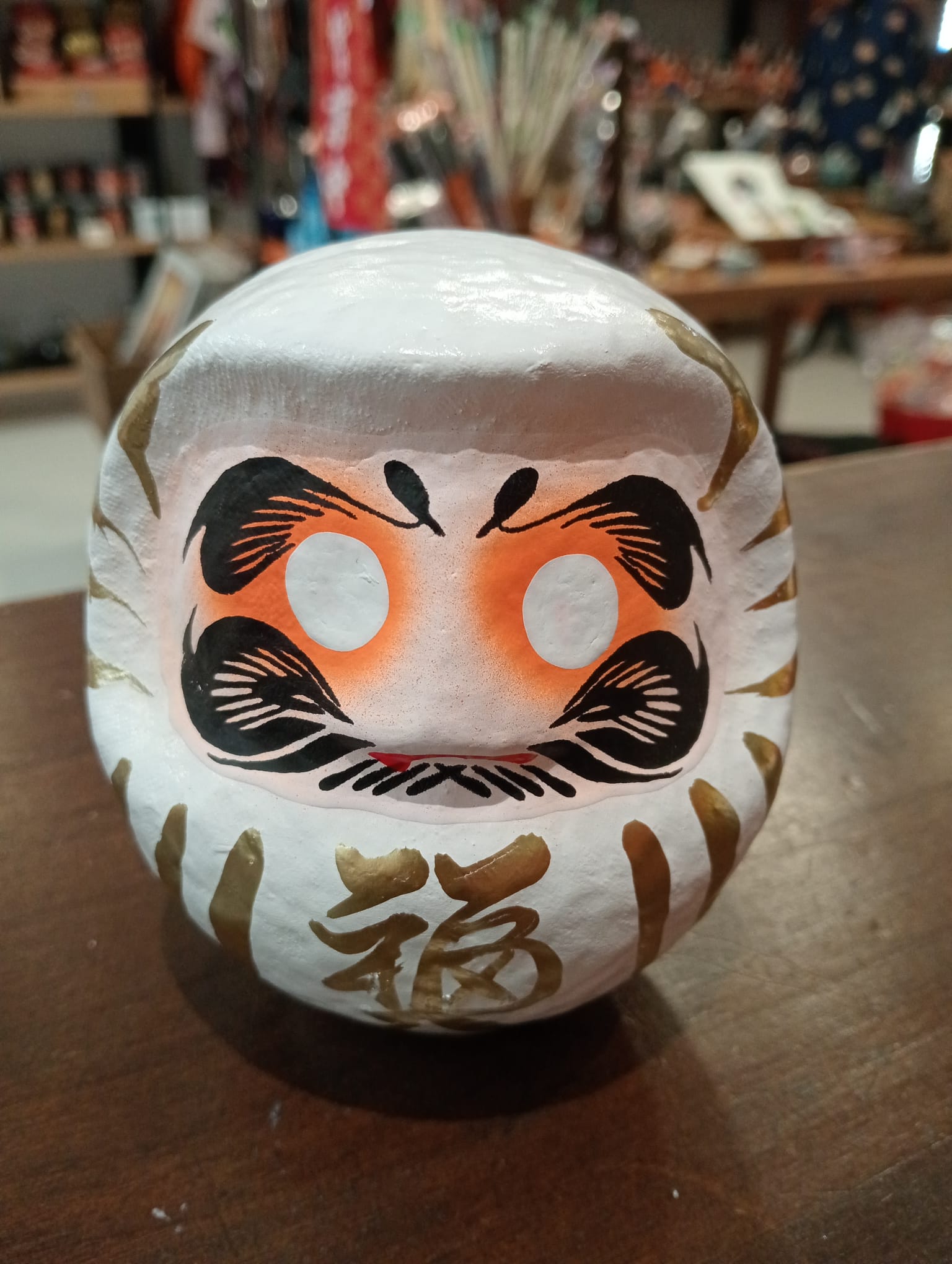 Daruma japonés blanco