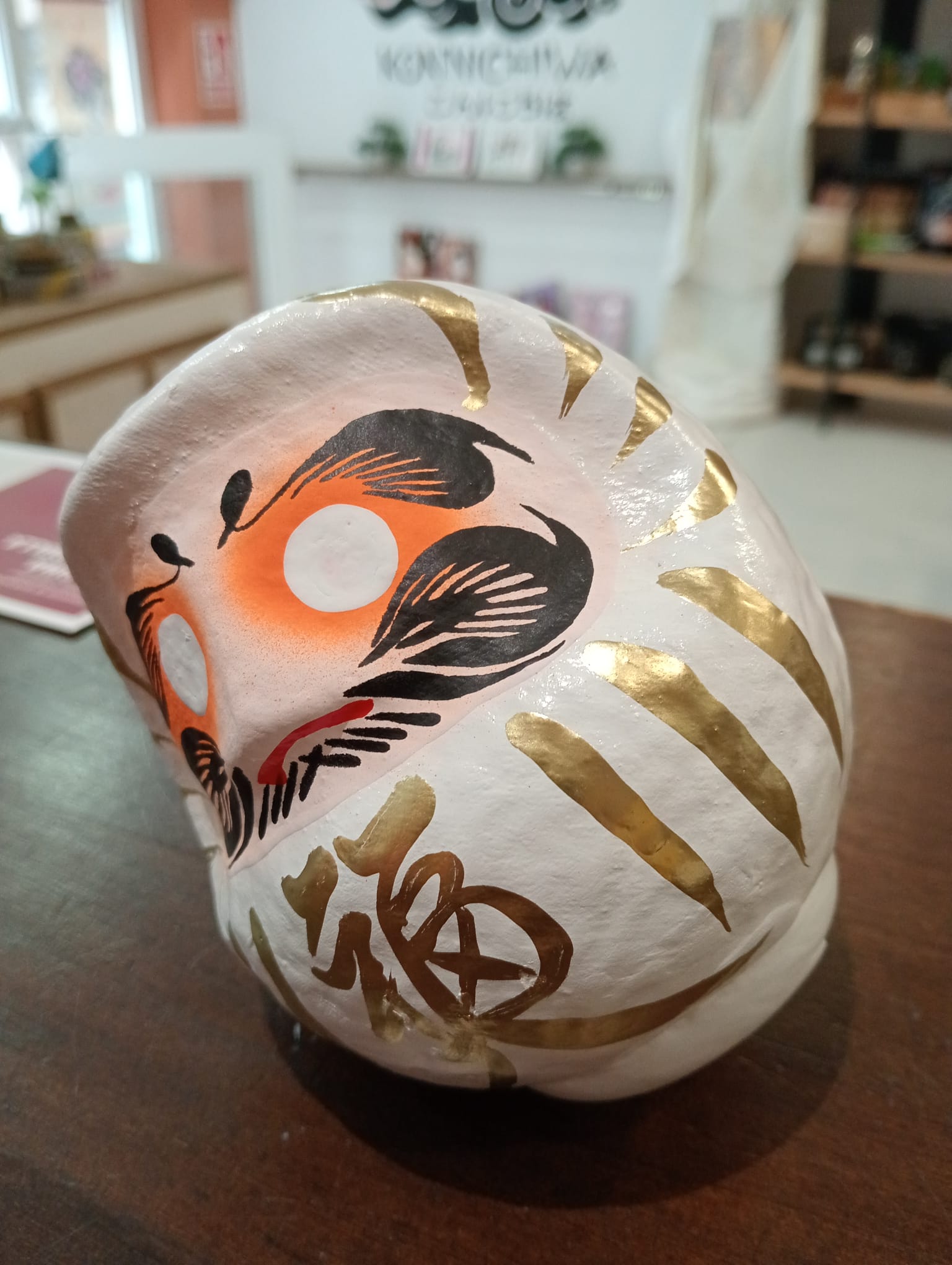 Daruma japonés blanco con kanji dorado tradicional - Imagen 2