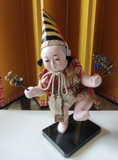 Figura japonesa niño bailarín