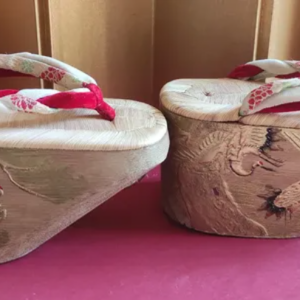 Geta japonesa con grullas tsuru