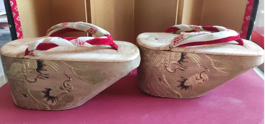 Geta japonesa con grullas tsuru