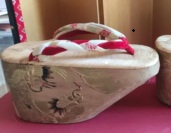 Geta japonesas de madera con grullas tsuru y hanao rojo - Imagen 2