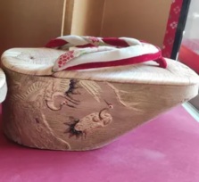 Geta japonesas de madera con grullas tsuru y hanao rojo - Imagen 4
