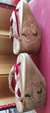 Geta japonesas de madera con grullas tsuru y hanao rojo - Imagen 5