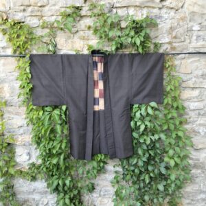 Haori de hombre negro con interior de rectángulos rojos, azules y blancos, elegante y exclusivo de seda vintage años 50-70