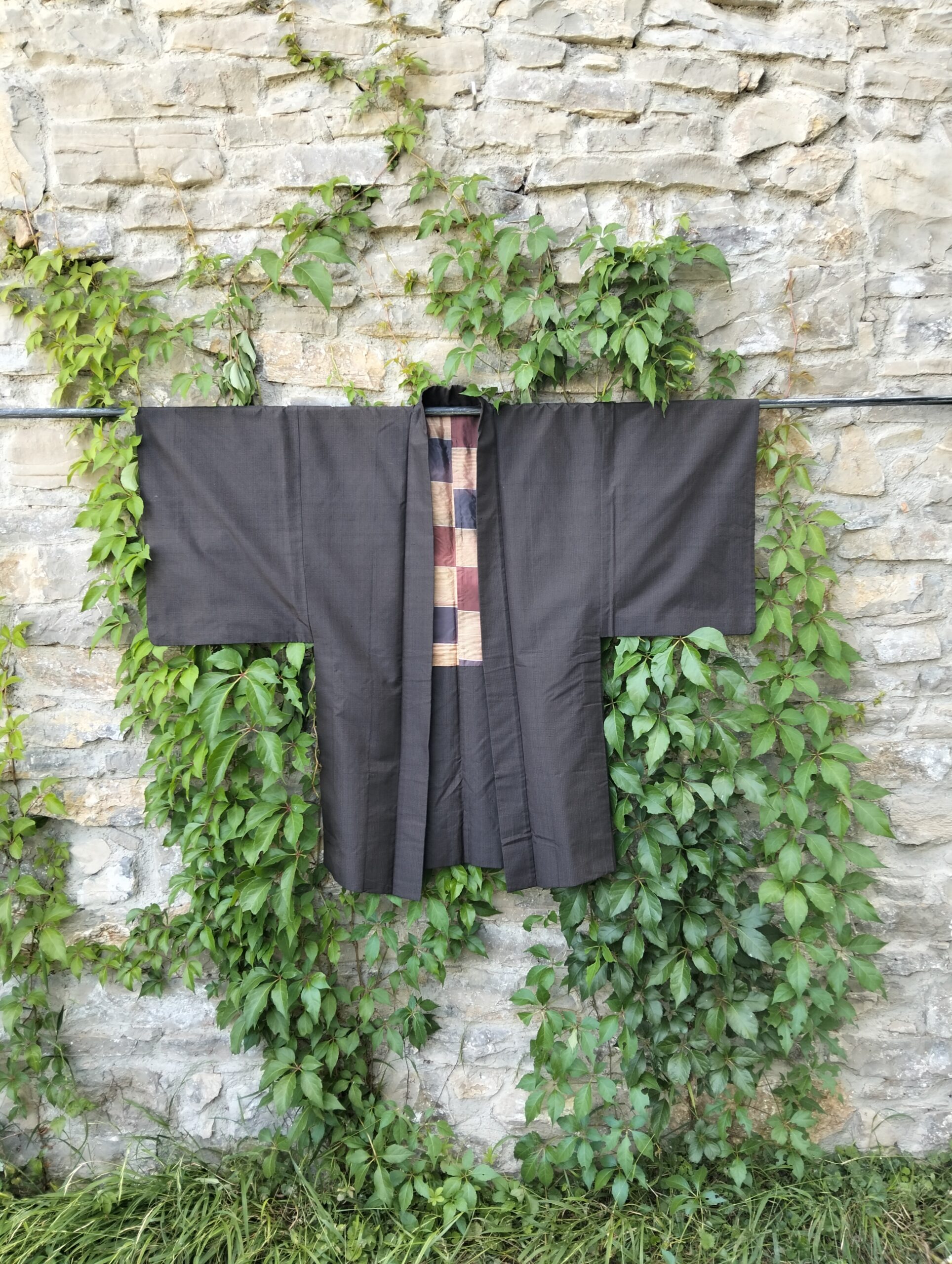 Haori de hombre negro con interior de rectángulos rojos, azules y blancos, elegante y exclusivo de seda vintage años 50-70
