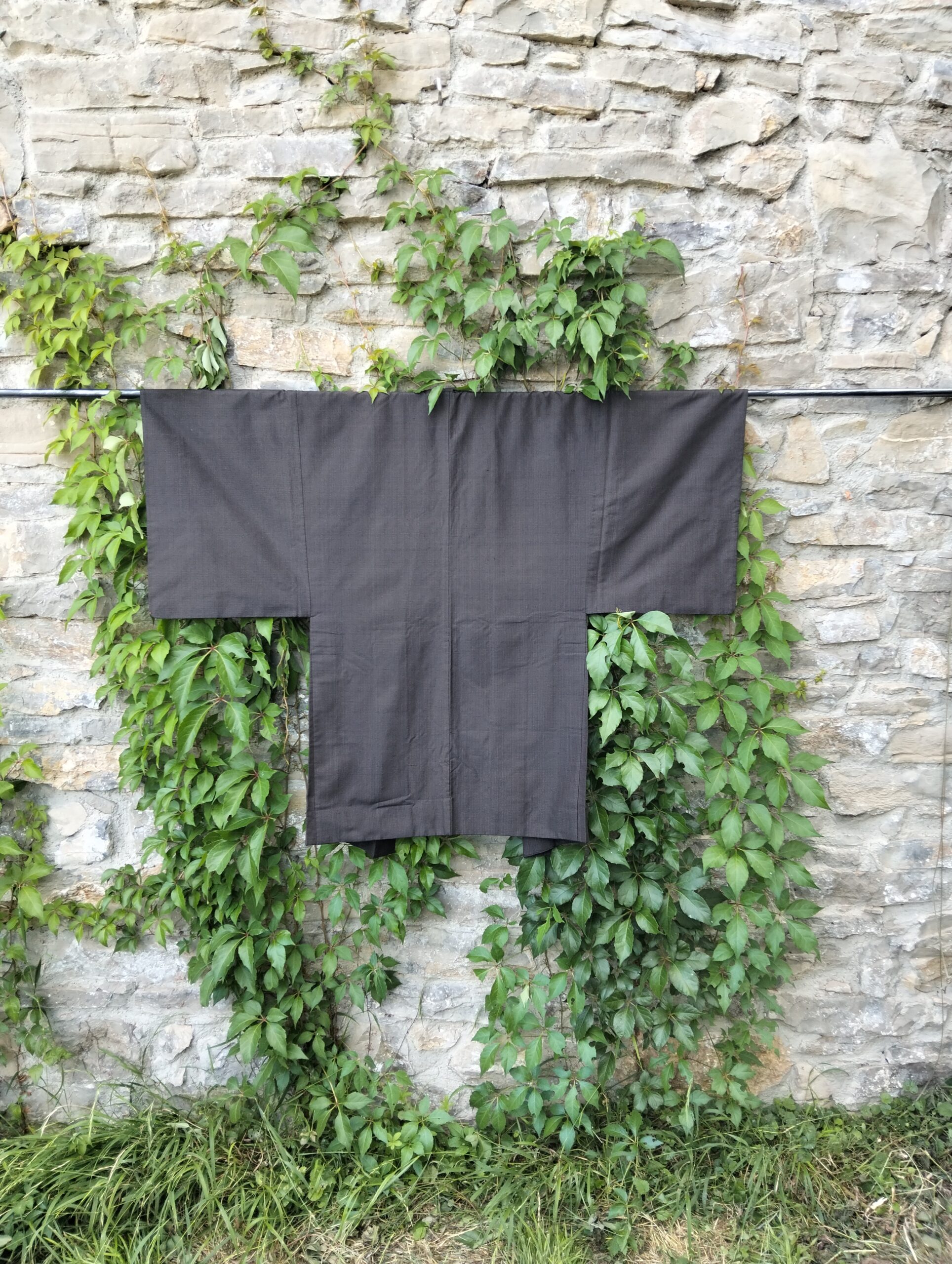 Haori de hombre negro con interior de rectángulos rojos, azules y blancos – Seda vintage años 50-70 - Imagen 3