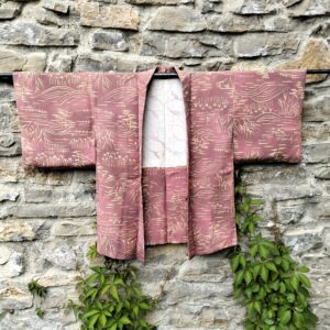 Haori de seda años 60 naranja con bordados dorados para bodas y eventos elegantes
