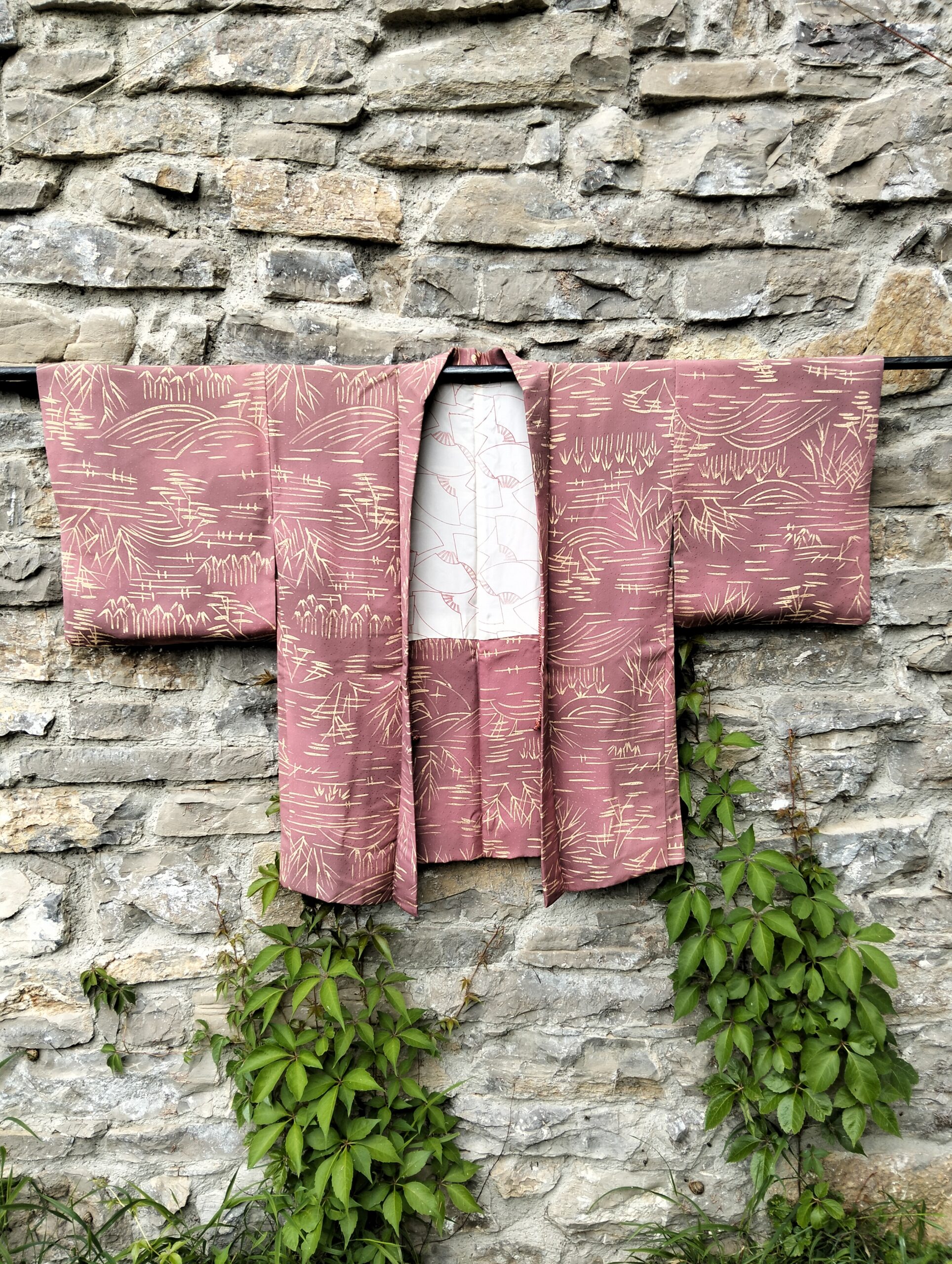 Haori de seda años 60 naranja con bordados dorados para bodas y eventos elegantes