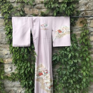 Kimono malva con abanicos y flores – Kimono de seda vintage japonesa elegante