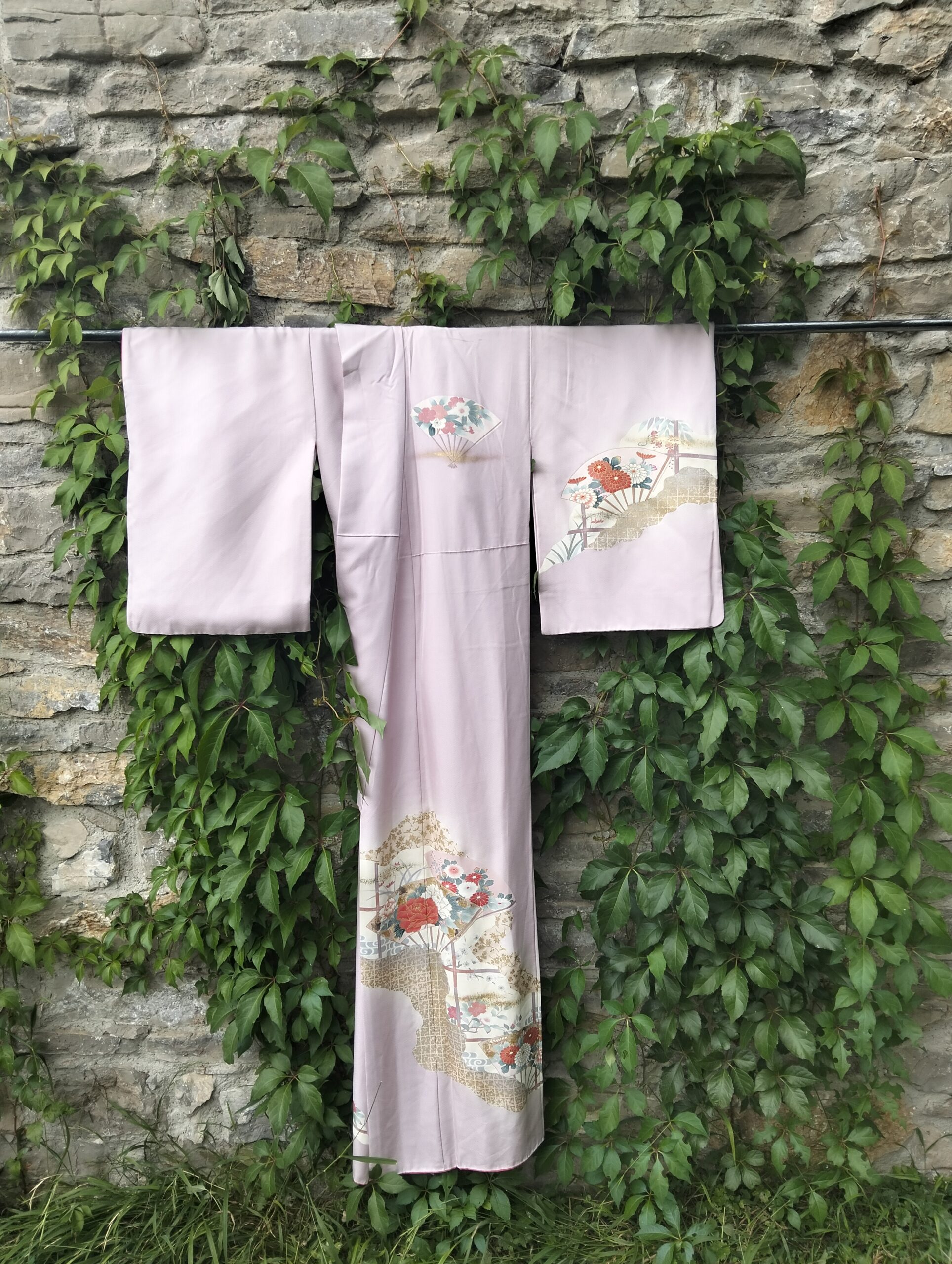 Kimono malva con abanicos y flores – Kimono de seda vintage japonesa elegante