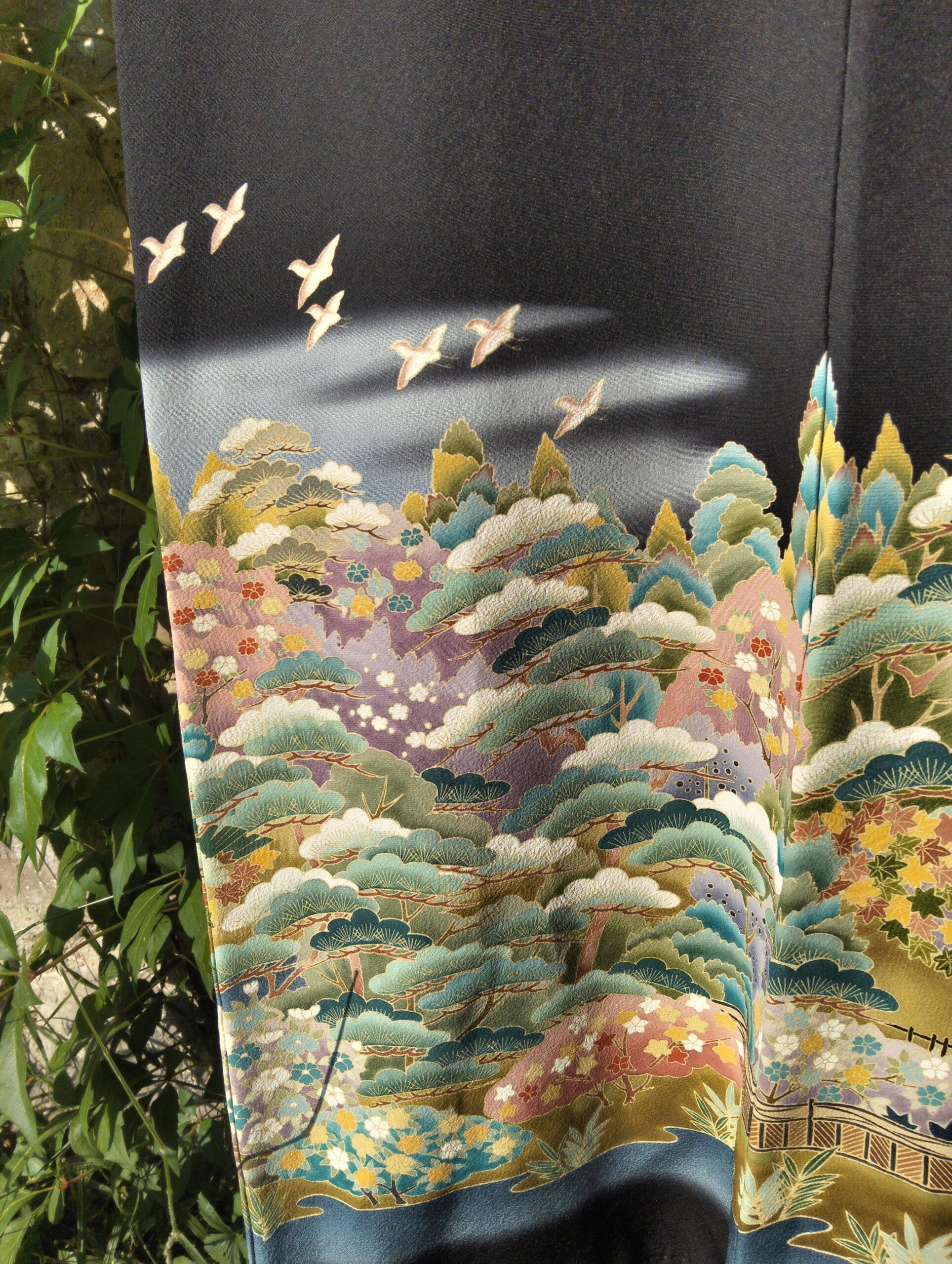 Kimono japonés negro largo pintado a mano con kamon – Años 60 - Imagen 3