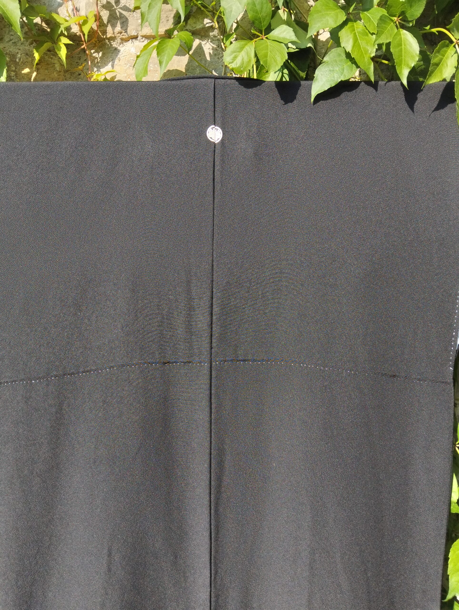 Kimono japonés negro largo pintado a mano con kamon – Años 60 - Imagen 4