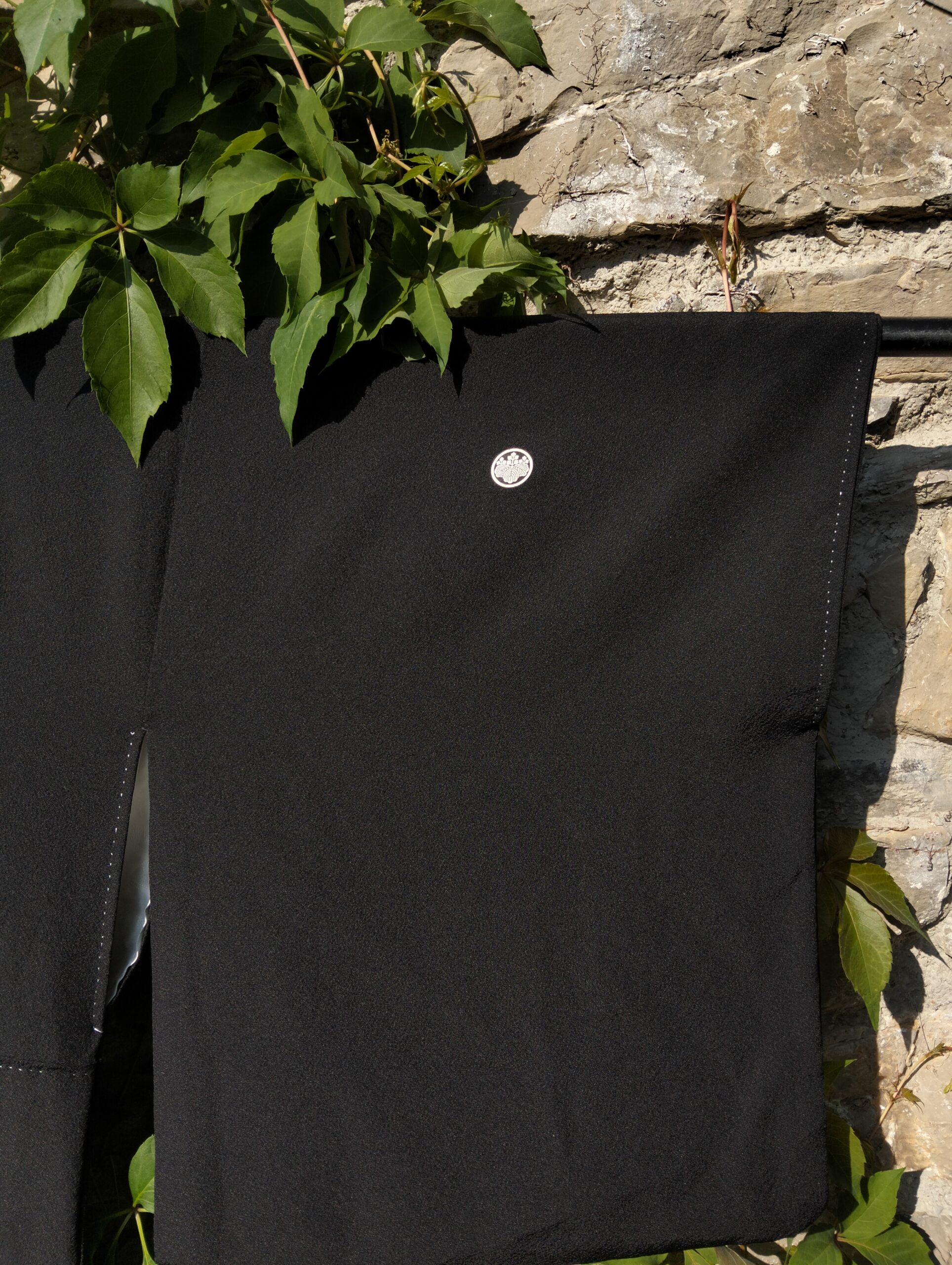 Kimono japonés negro largo pintado a mano con kamon – Años 60 - Imagen 5