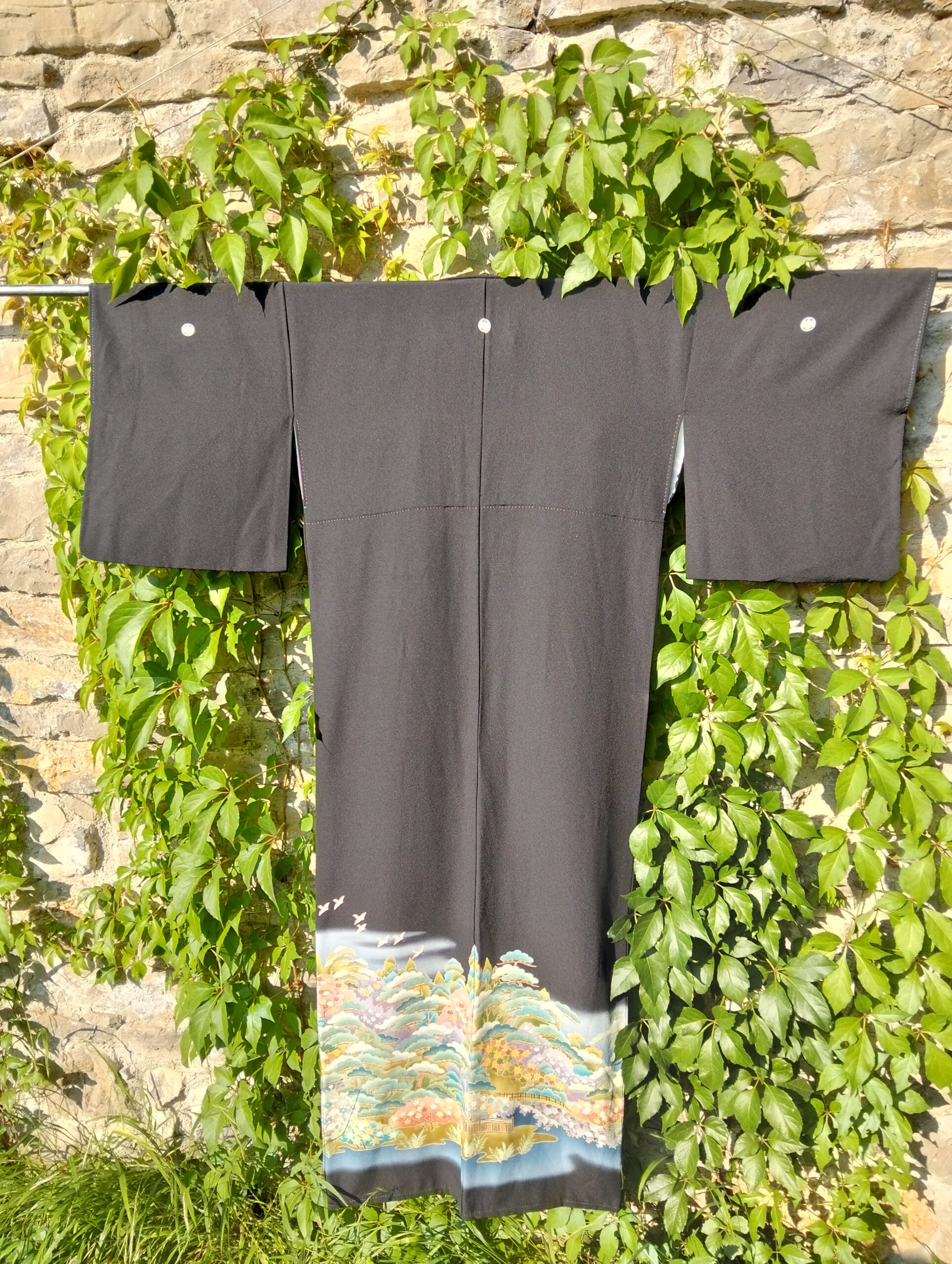 Kimono japonés negro largo pintado a mano con kamon – Años 60 - Imagen 6
